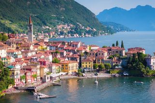 Dost bylo obnažování. Italská vesnice zavádí pokuty za plavky a svlečená trička v ulicích - Novinky